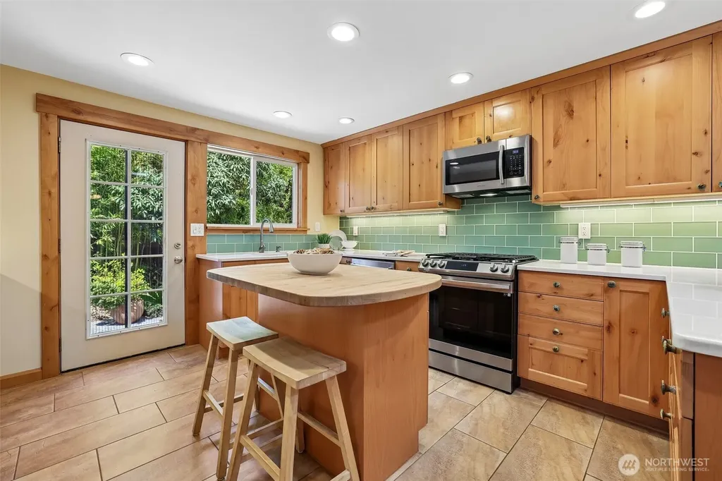 11746 22nd Avenue NE Seattle WA 98125