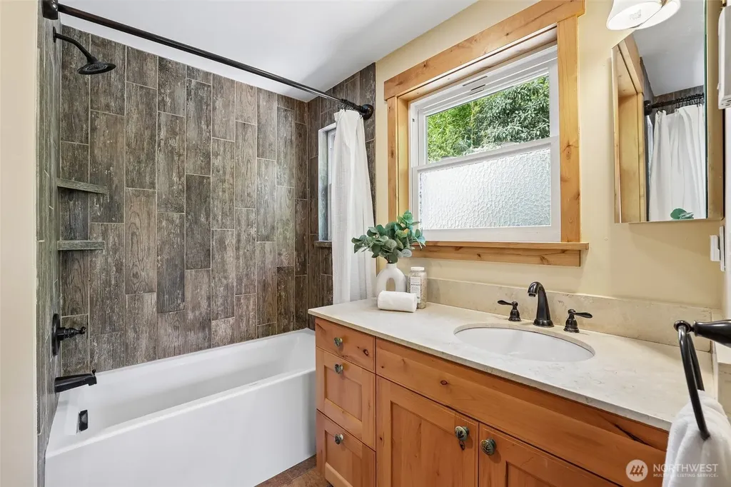 11746 22nd Avenue NE Seattle WA 98125