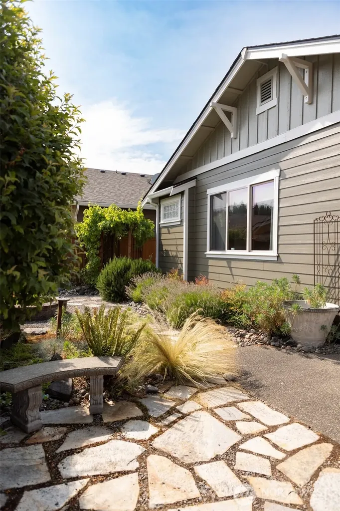 8646 Bainbridge Loop NE Lacey WA 98516