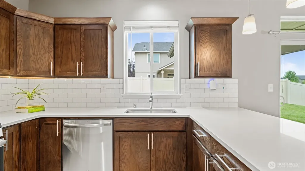 543 SW Angelina Loop College Place WA 99362