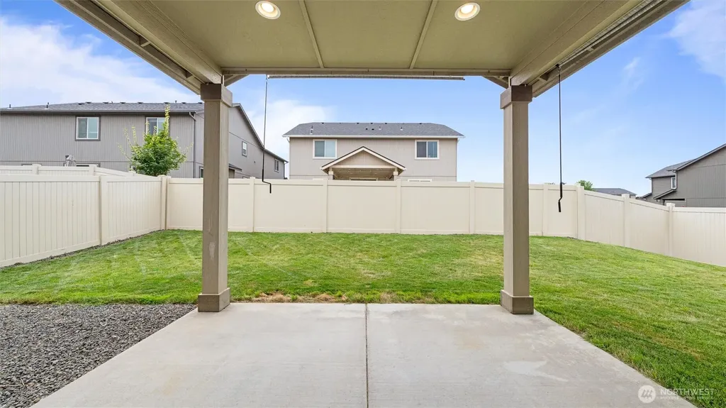 543 SW Angelina Loop College Place WA 99362