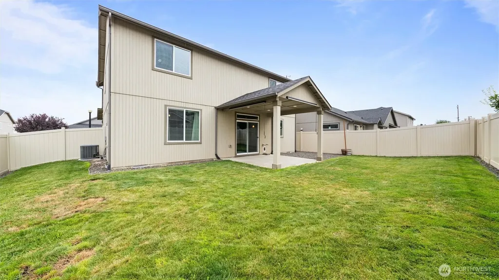543 SW Angelina Loop College Place WA 99362