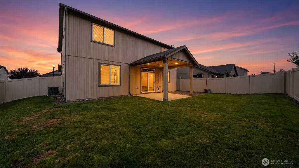 543 SW Angelina Loop College Place WA 99362