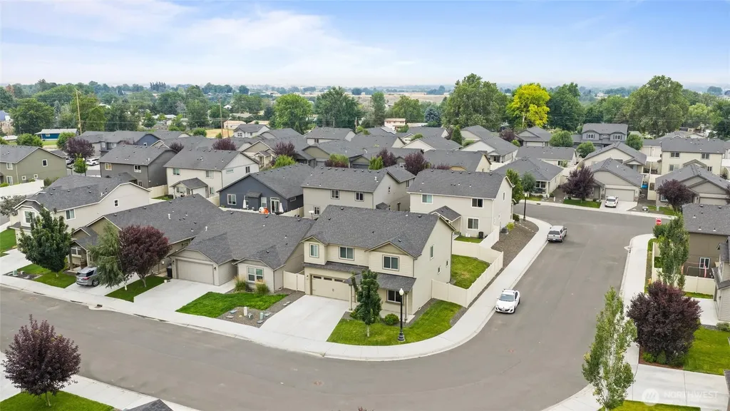 543 SW Angelina Loop College Place WA 99362