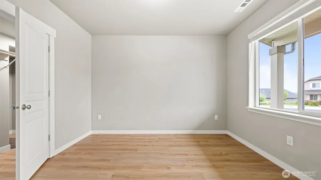 543 SW Angelina Loop College Place WA 99362