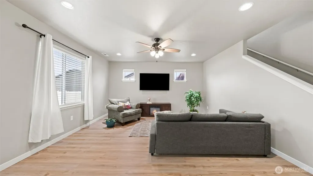543 SW Angelina Loop College Place WA 99362
