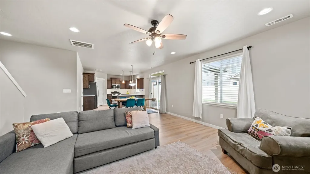 543 SW Angelina Loop College Place WA 99362