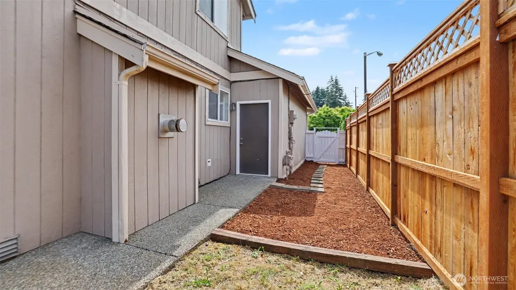 20707 122nd Place SE Kent WA 98031