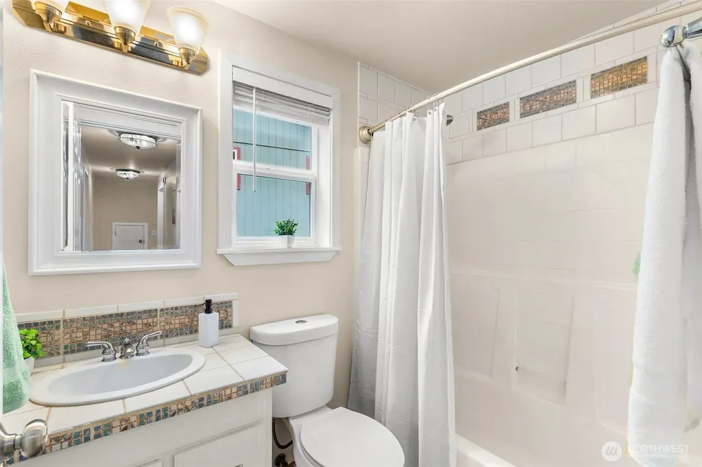 7649 Kittiwake Dr. SE Olympia WA 98513