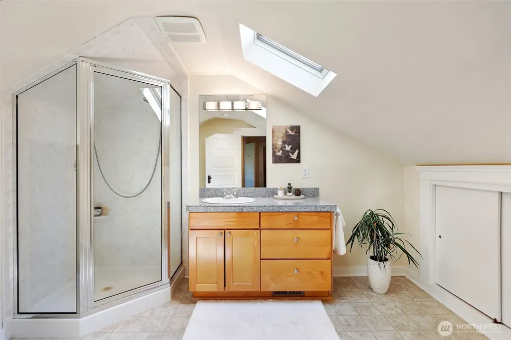 1812 N 39th Seattle WA 98103