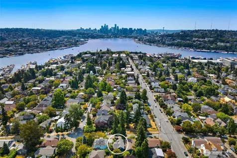 1812 N 39th Seattle WA 98103
