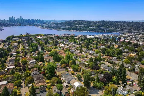 1812 N 39th Seattle WA 98103