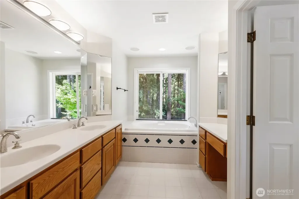 4997 SW Old Clifton Road Port Orchard WA 98367