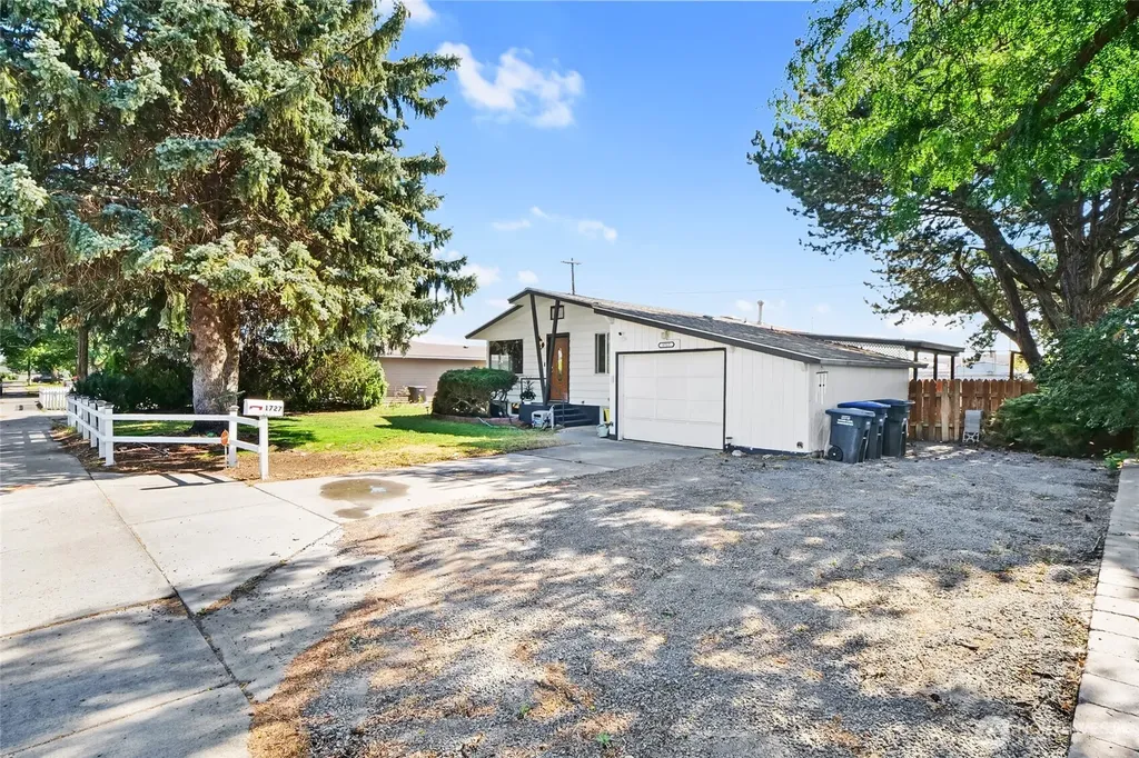 1727 S Monroe Street Moses Lake WA 98837