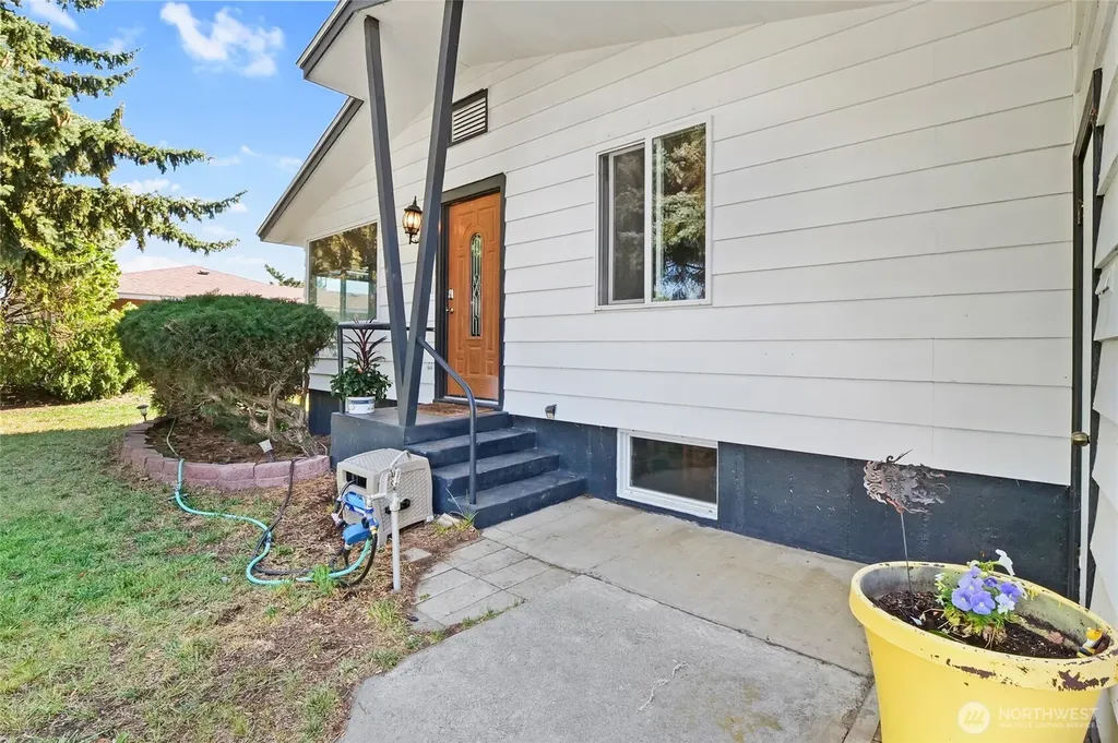 1727 S Monroe Street Moses Lake WA 98837
