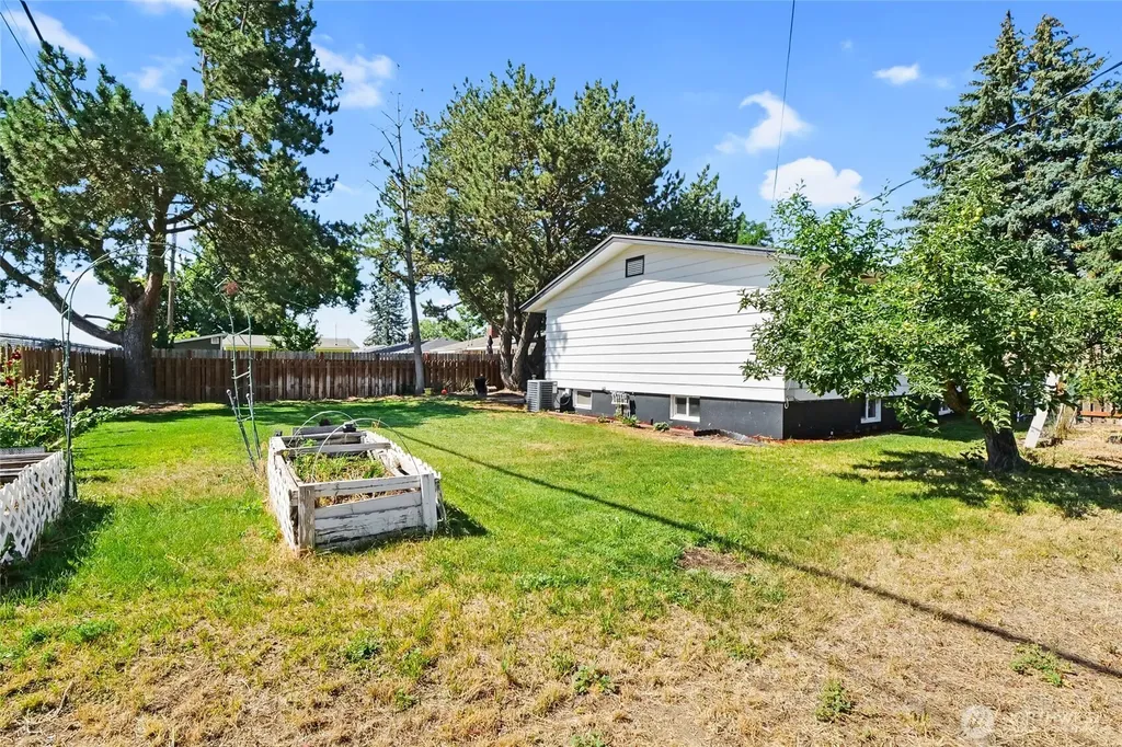 1727 S Monroe Street Moses Lake WA 98837