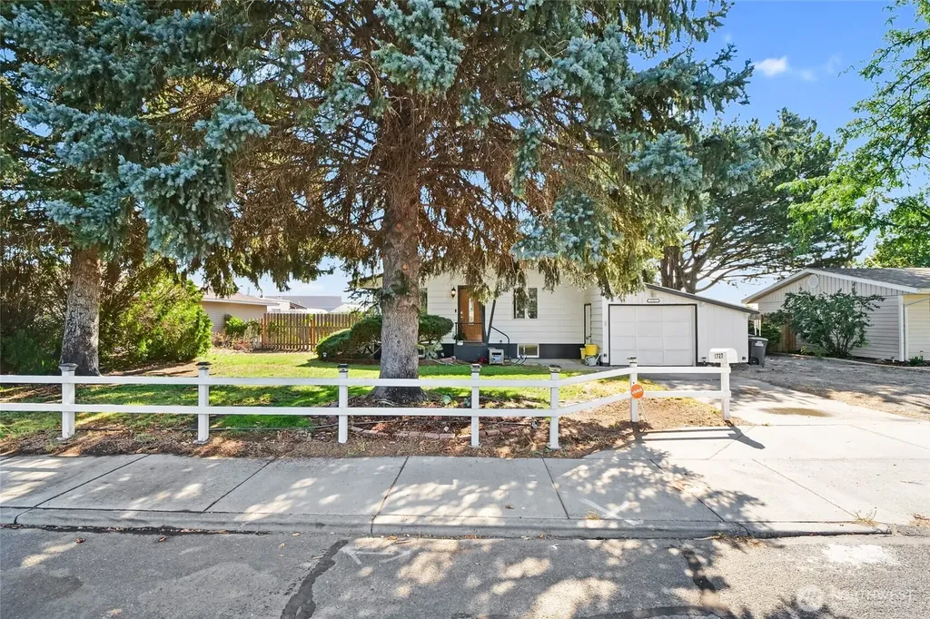 1727 S Monroe Street Moses Lake WA 98837
