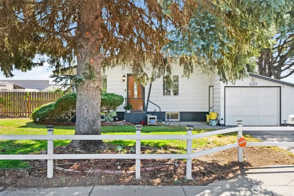 1727 S Monroe Street Moses Lake WA 98837