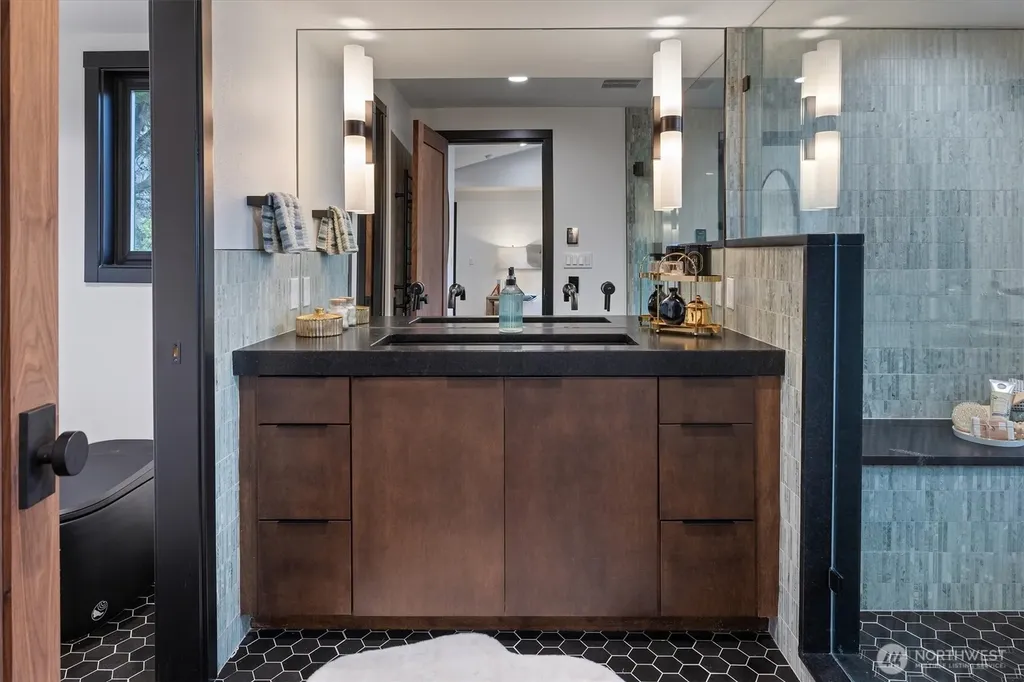 11213 Arroyo Beach Place SW Seattle WA 98146