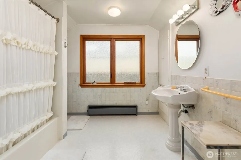 2626 W Boston Street Seattle WA 98199