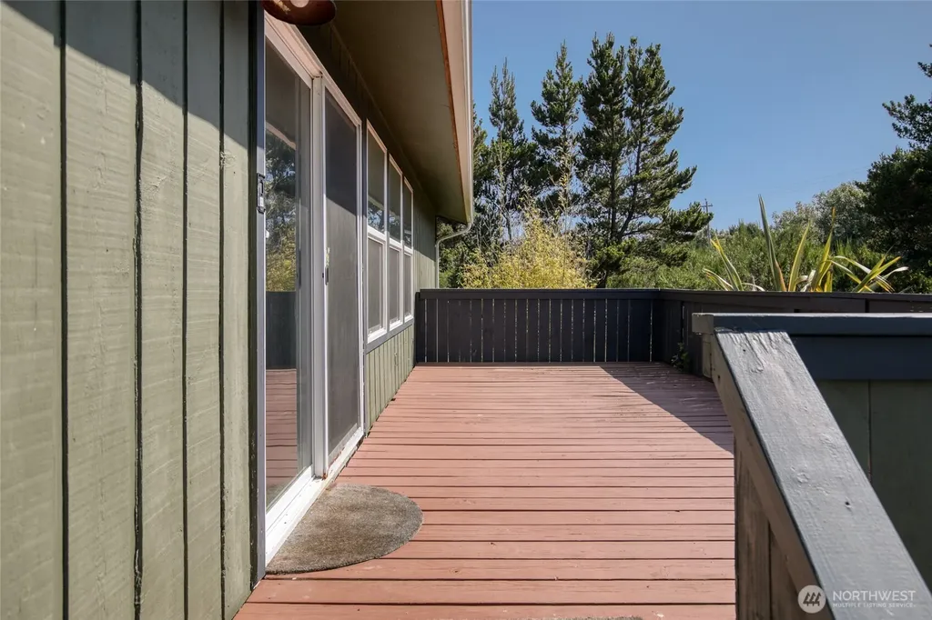 516 Sand Dune Avenue SW Ocean Shores WA 98569