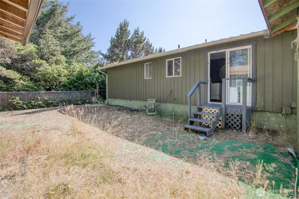 516 Sand Dune Avenue SW Ocean Shores WA 98569