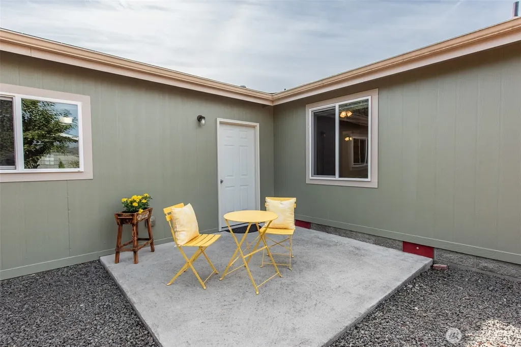 718 W Heritage Loop Sequim WA 98382