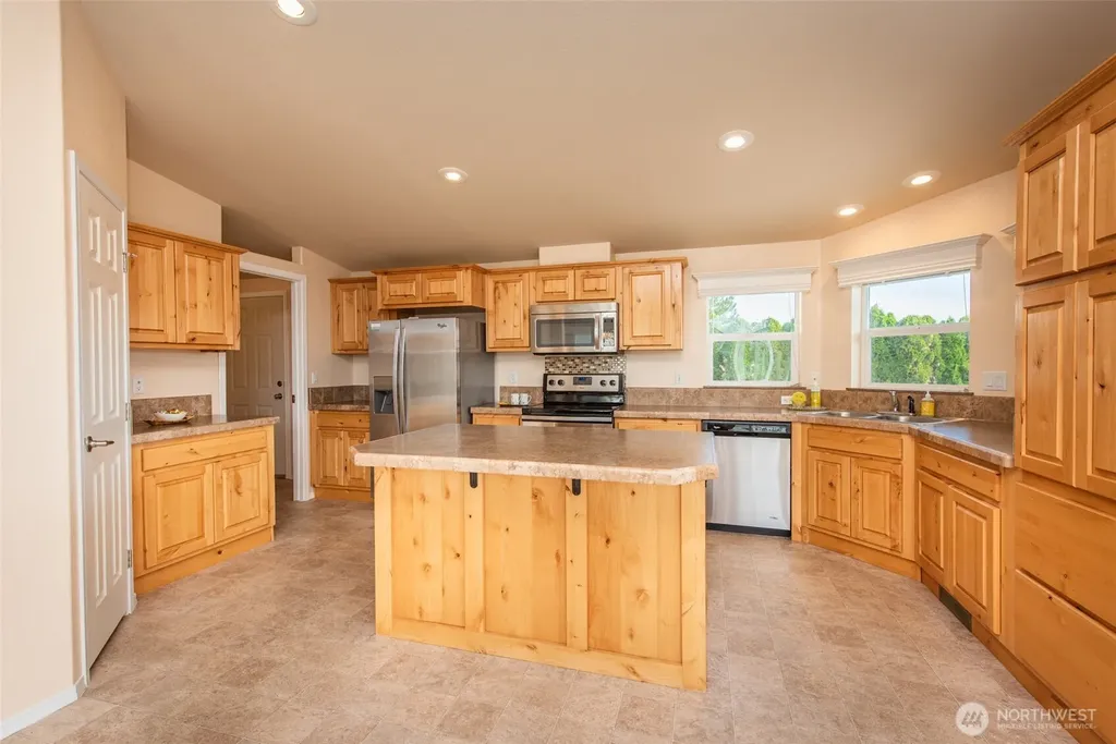 718 W Heritage Loop Sequim WA 98382