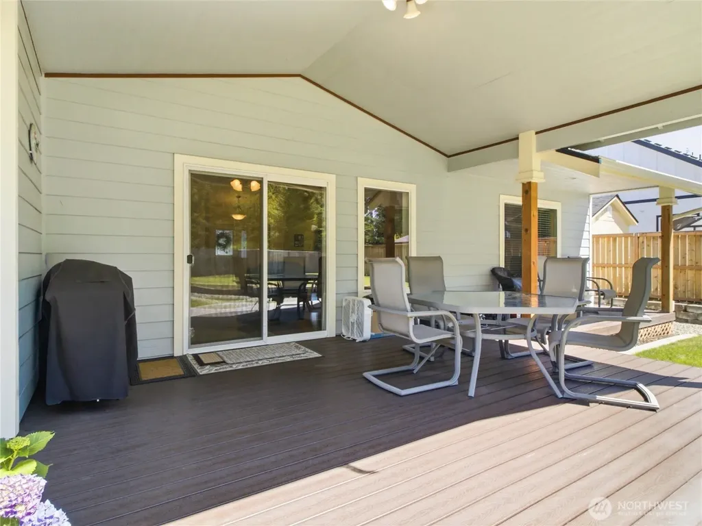 408 Raintree Loop Court SE Rainier WA 98576