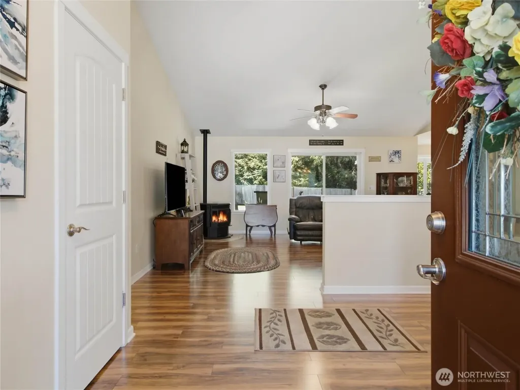 408 Raintree Loop Court SE Rainier WA 98576