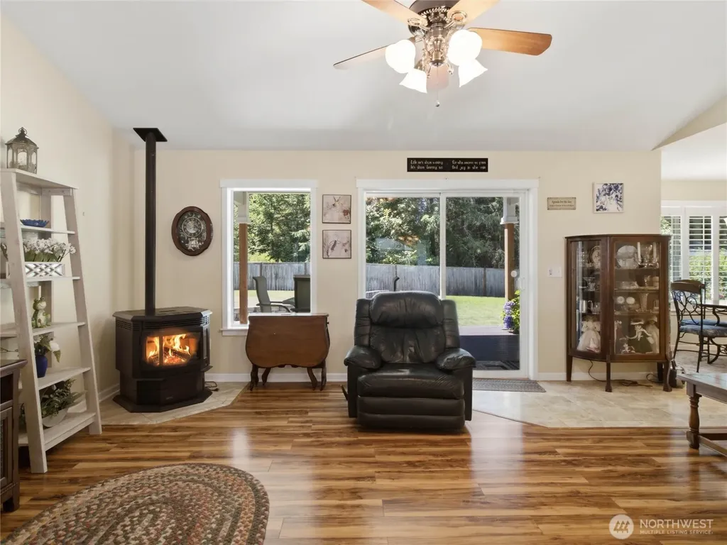 408 Raintree Loop Court SE Rainier WA 98576