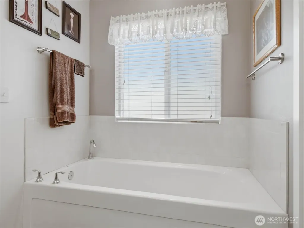 408 Raintree Loop Court SE Rainier WA 98576