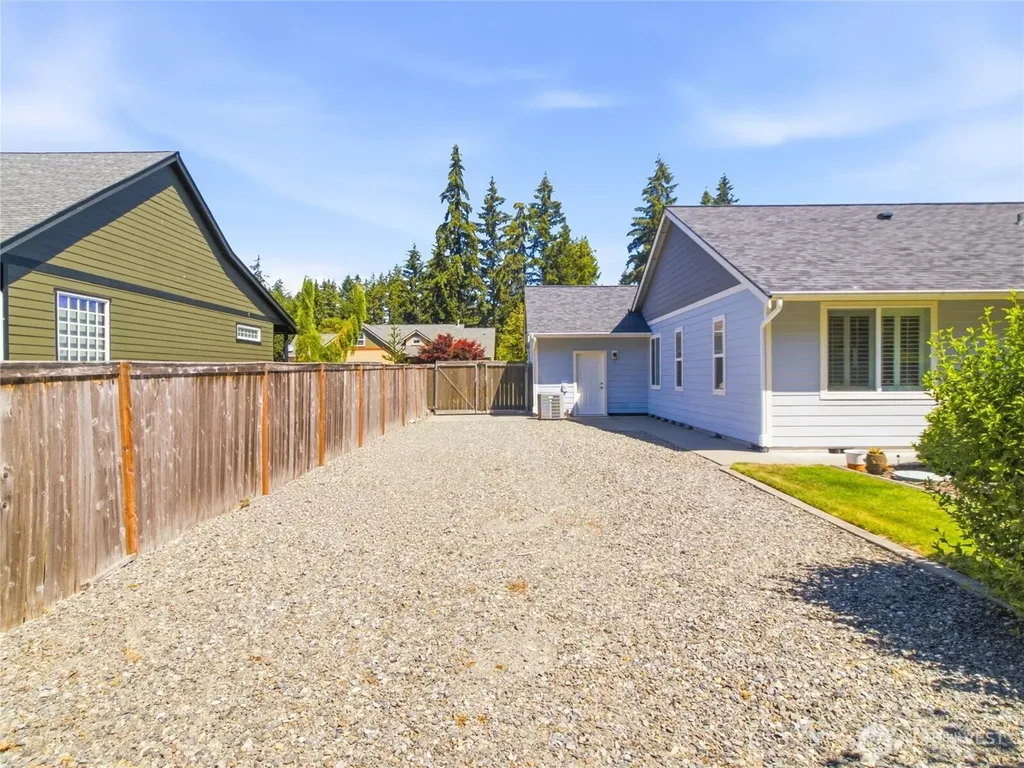 408 Raintree Loop Court SE Rainier WA 98576