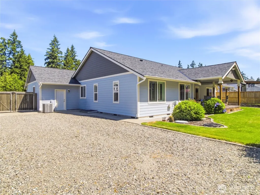 408 Raintree Loop Court SE Rainier WA 98576