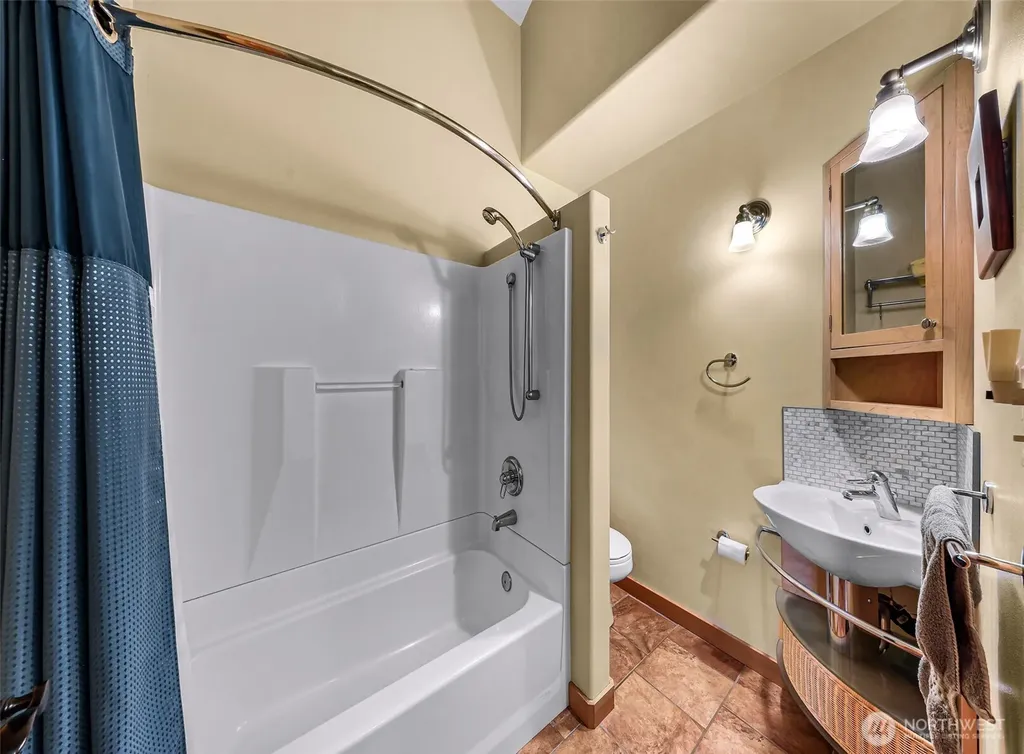 6701 Holst Road Clinton WA 98236