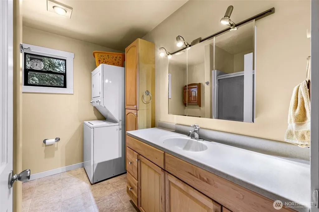 6701 Holst Road Clinton WA 98236