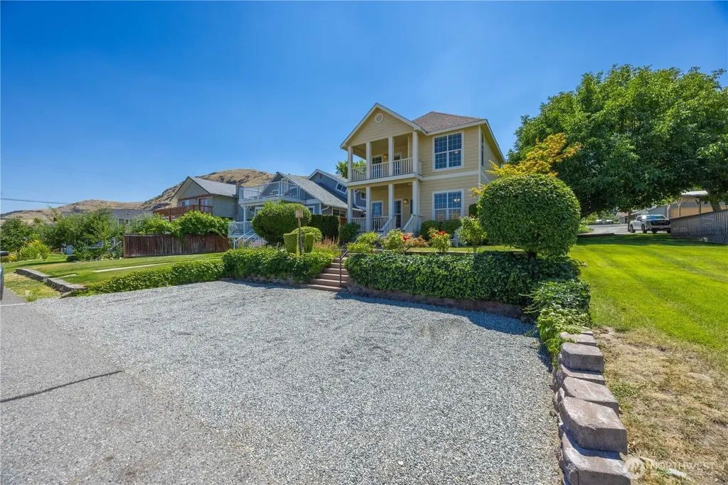 2109 W Terrace Avenue Chelan WA 98816