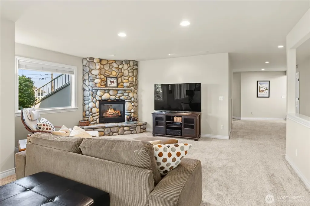 809 Driftwood Place Edmonds WA 98020