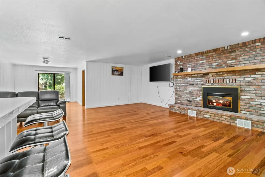 32827 12th Avenue SW Federal Way WA 98023
