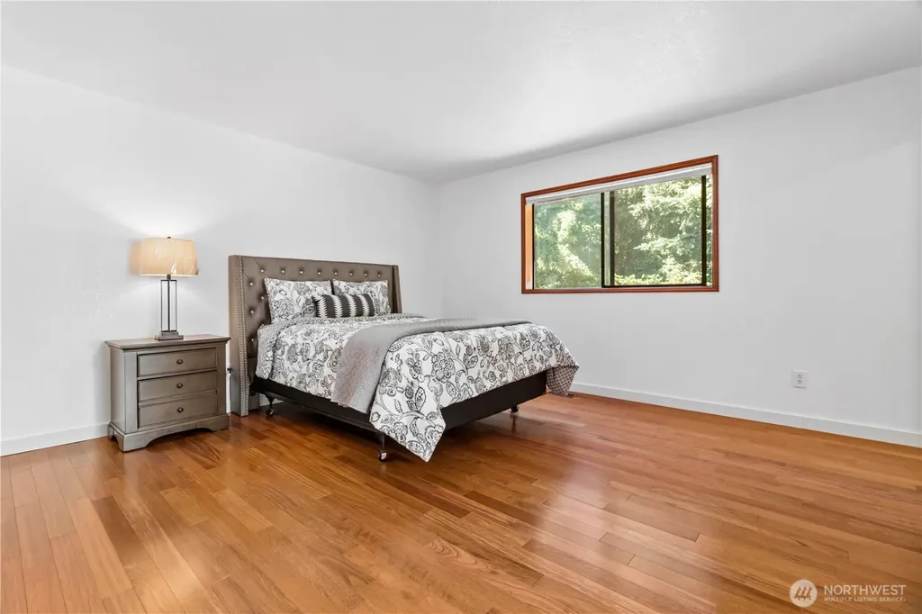 32827 12th Avenue SW Federal Way WA 98023