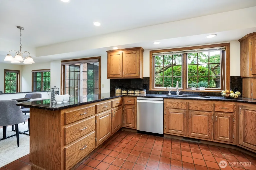 6573 Windermere Road Seattle WA 98105
