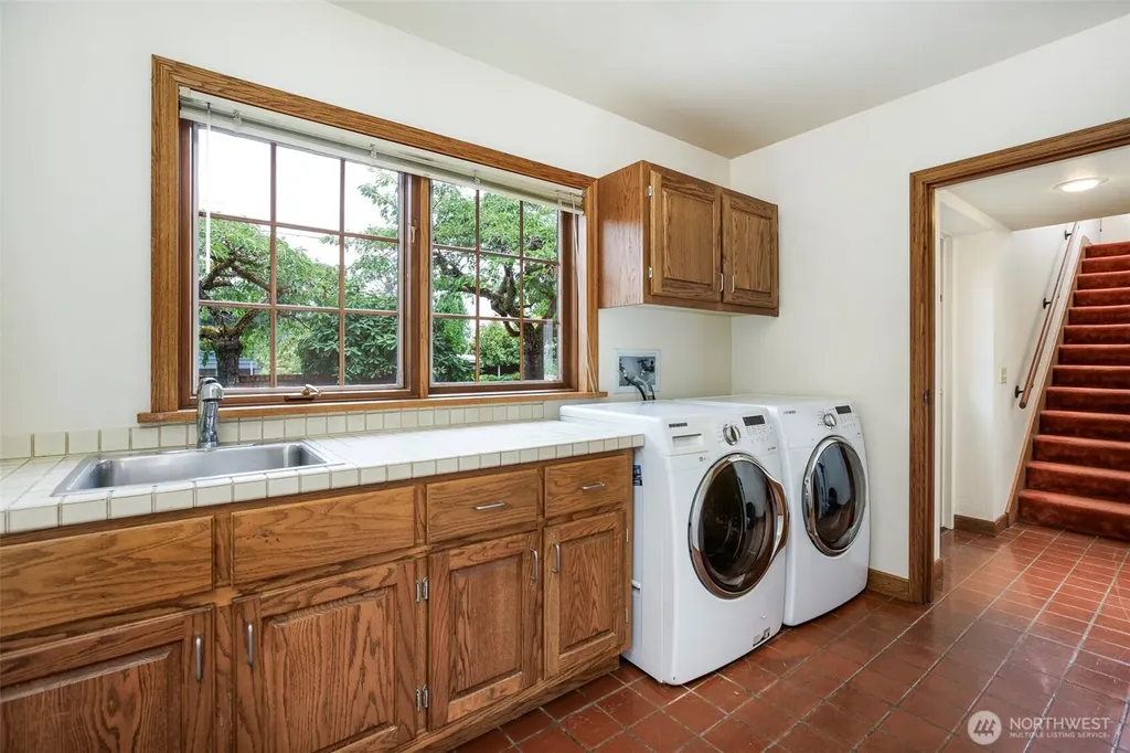 6573 Windermere Road Seattle WA 98105