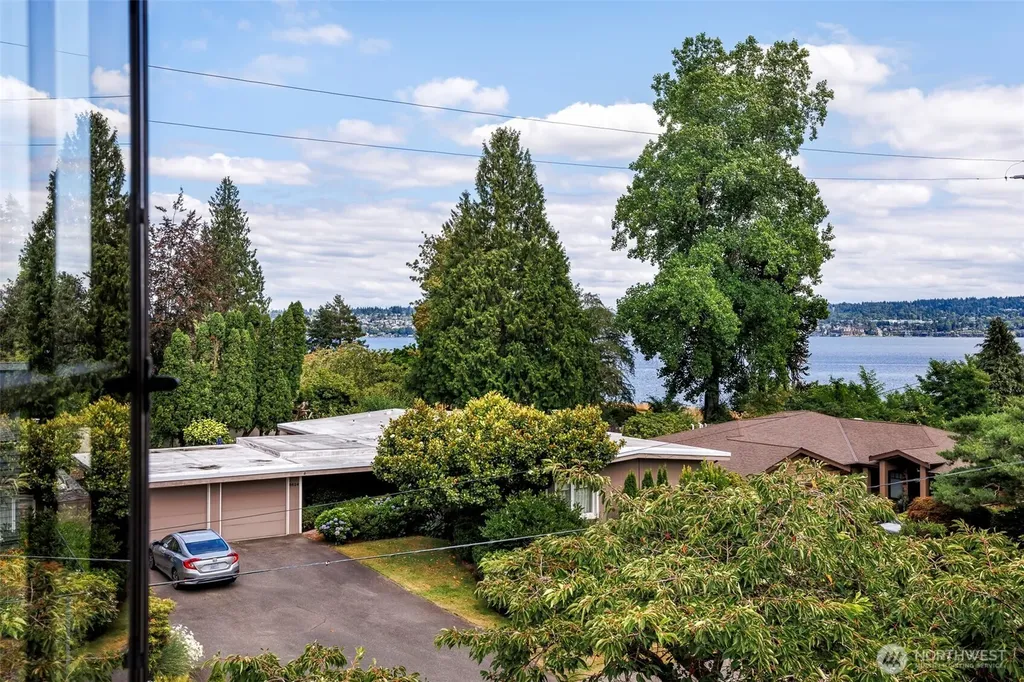 6573 Windermere Road Seattle WA 98105