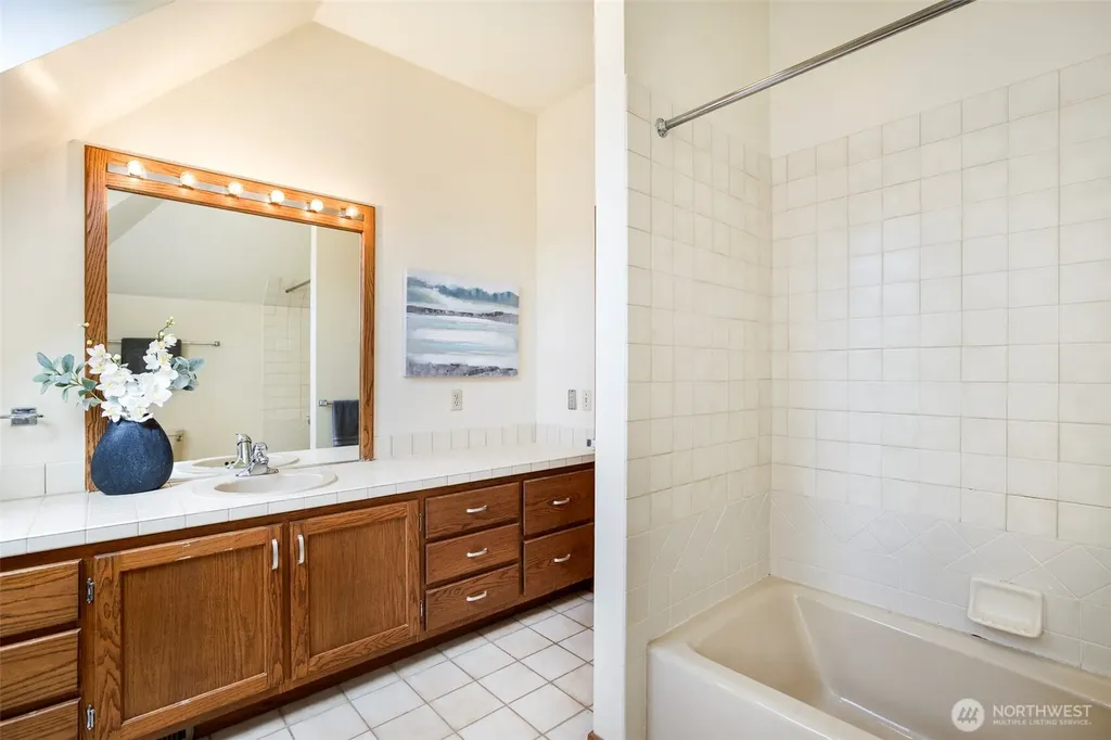6573 Windermere Road Seattle WA 98105