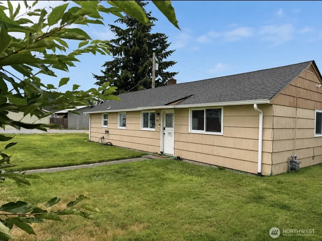 805 1/2 4th Avenue SW Puyallup WA 98371