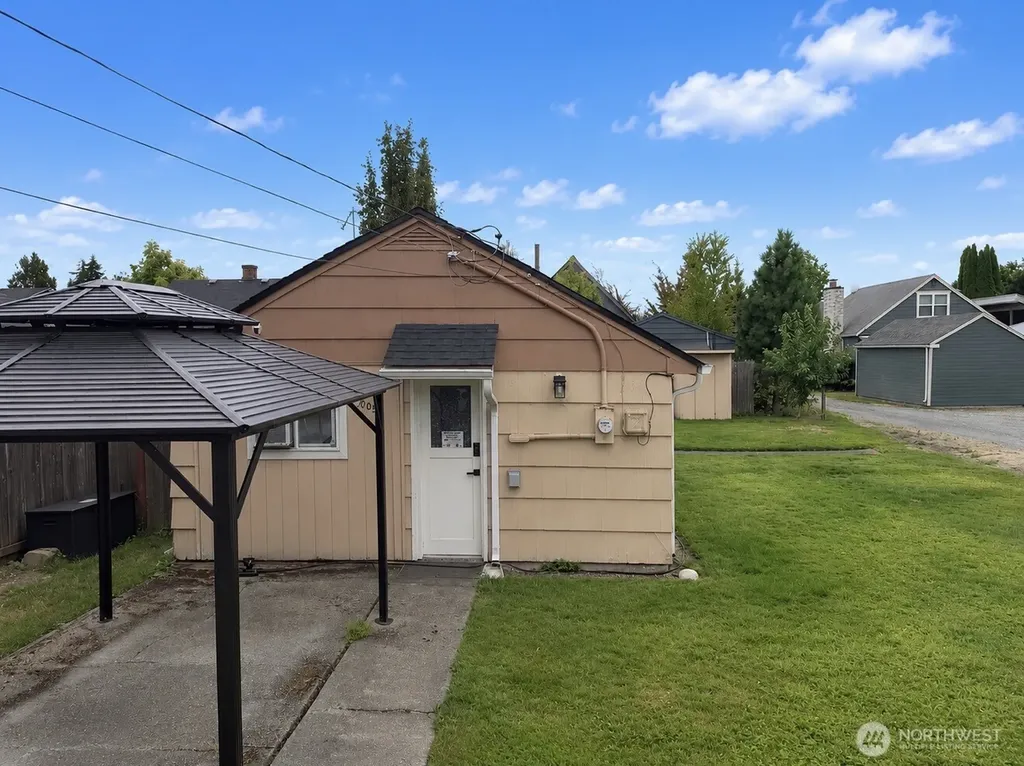 805 1/2 4th Avenue SW Puyallup WA 98371