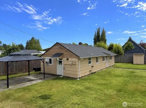 805 1/2 4th Avenue SW Puyallup WA 98371