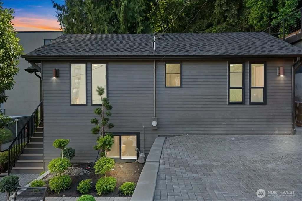 4011 SW Maryland Place Seattle WA 98116