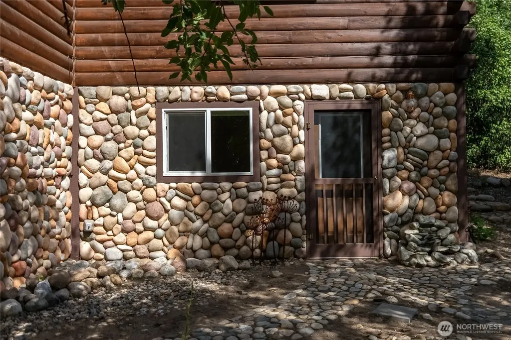 14 Apple Way N Winthrop WA 98862