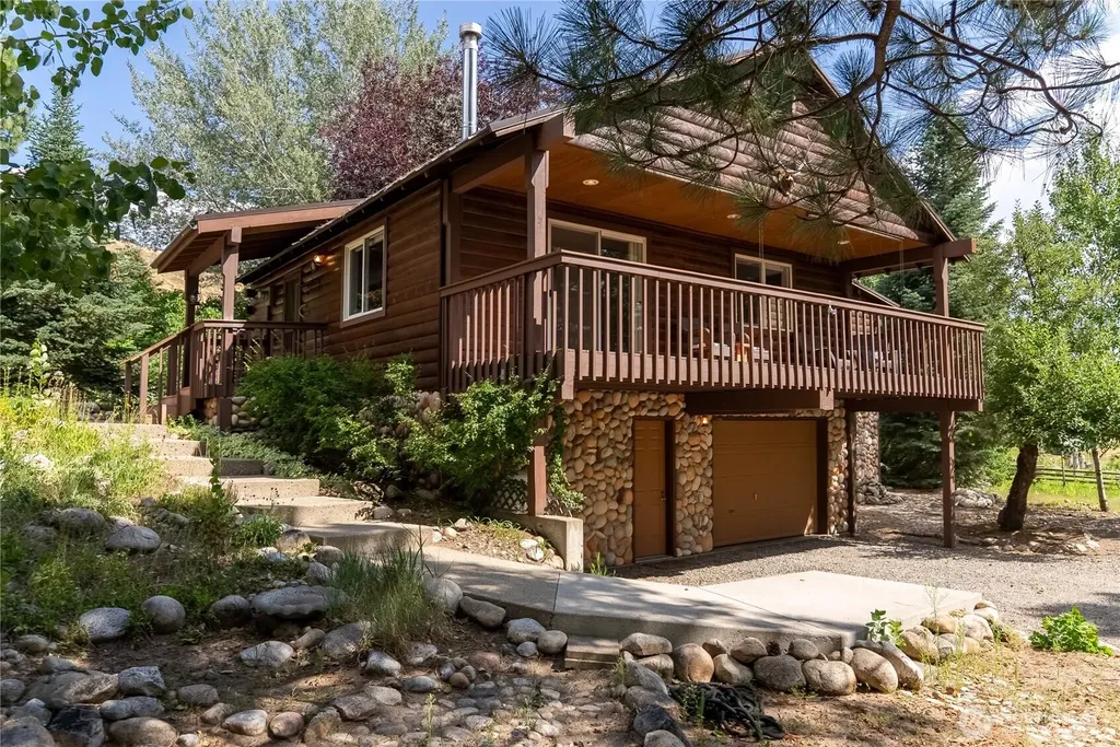 14 Apple Way N Winthrop WA 98862